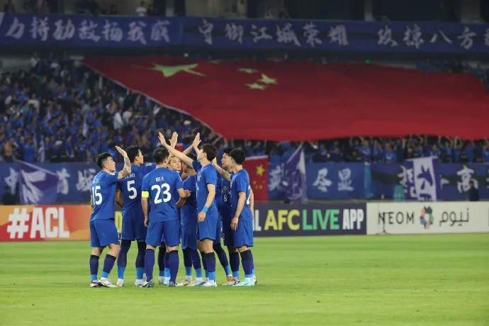 B席再挑传，哈兰德头球还是被马丁内斯化解。