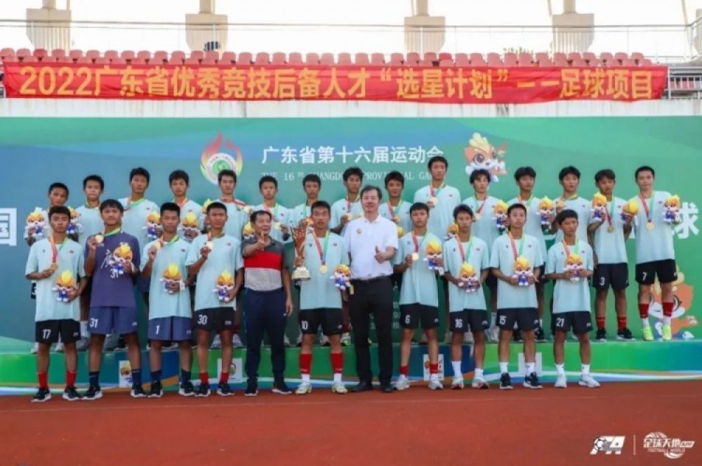 现场同样有乐迷在“大嘴”中变换各种拍照姿势，合照“巨齿鲨出没”警示牌与极具创意的《巨齿鲨2：深渊》社交媒体平台展示板，拍到“停不下来”，感叹道“巨齿鲨和音乐节一样解压！”